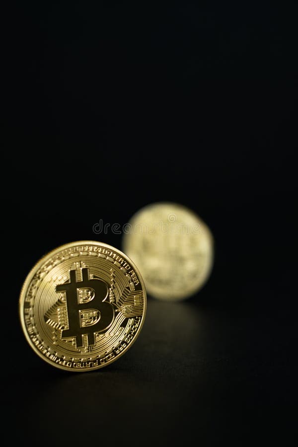 Oro Bitcoins fisico su fondo nero immagini stock Oro Bitcoins fisico su fondo nero immagini stock