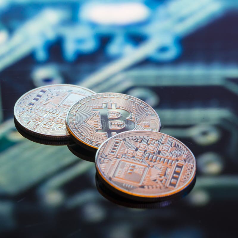 Oro di Bitcoin, monete d'argento e di rame e circ stampato defocused fotografia stock Oro di Bitcoin, monete d'argento e di rame e circ stampato defocused fotografia stock