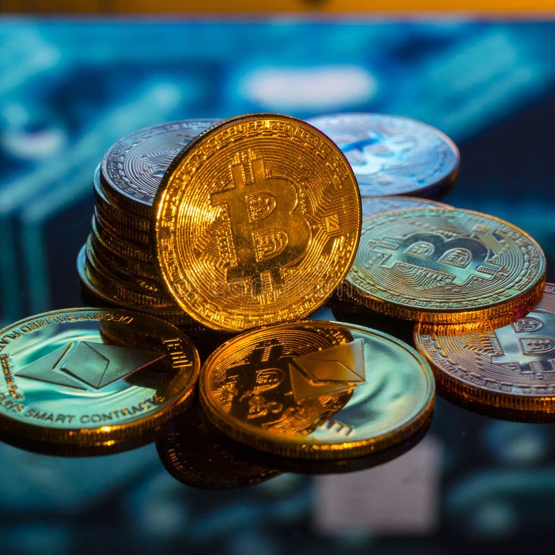 Oro di Bitcoin, monete d'argento e di rame e circ stampato defocused fotografia stock libera da diritti Oro di Bitcoin, monete d'argento e di rame e circ stampato defocused fotografia stock libera da diritti