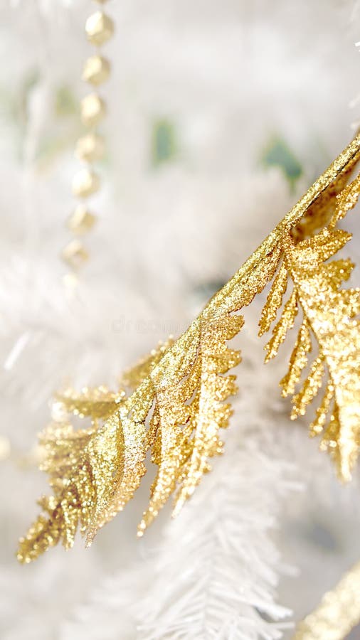 Oro e natale bianco del fondo degli elementi fotografia stock libera da diritti Oro e natale bianco del fondo degli elementi fotografia stock libera da diritti