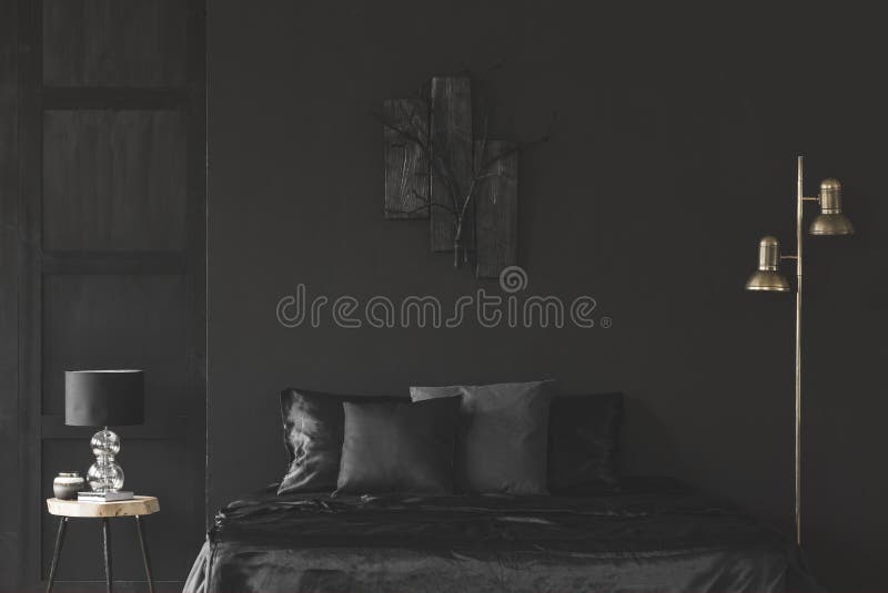 Oro ed interno nero della camera da letto immagine stock