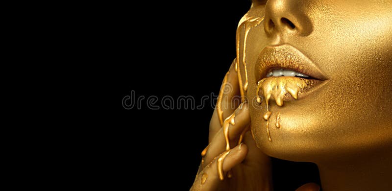 Oro manchas de pintura gotea de los labios de la cara y la mano lipgloss goteo de los labios sexy gotas de oro líquido en la cara