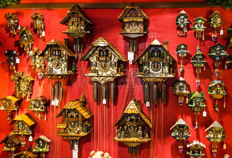 Orologi di cuculo di legno d'annata in negozio Monaco di Baviera, Germania immagine stock libera da diritti Orologi di cuculo di legno d'annata in negozio Monaco di Baviera, Germania immagine stock libera da diritti