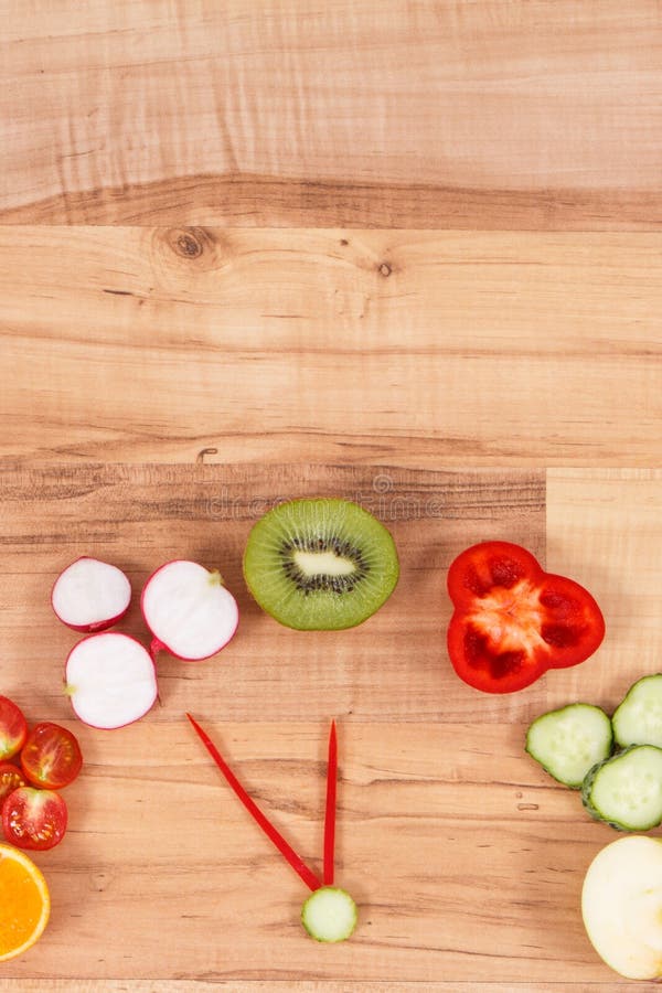 Orologi di frutta e verdura con tempo per un'alimentazione sana, luogo per un testo o un'iscrizione fotografia stock libera da diritti