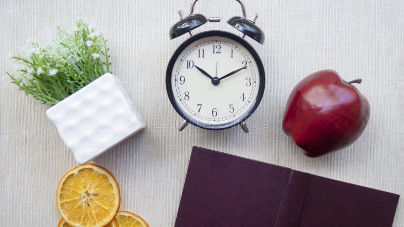 Orologi, fiori, Apple, taccuino workplace Ancora vita 1 fotografie stock libere da diritti