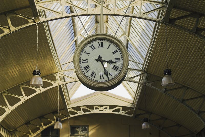 Orologi pubblici d'attaccatura immagine stock libera da diritti Orologi pubblici d'attaccatura immagine stock libera da diritti