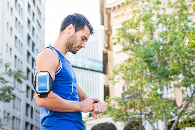 Orologio bello di frequenza cardiaca della regolazione dell'atleta immagine stock libera da diritti Orologio bello di frequenza cardiaca della regolazione dell'atleta immagine stock libera da diritti
