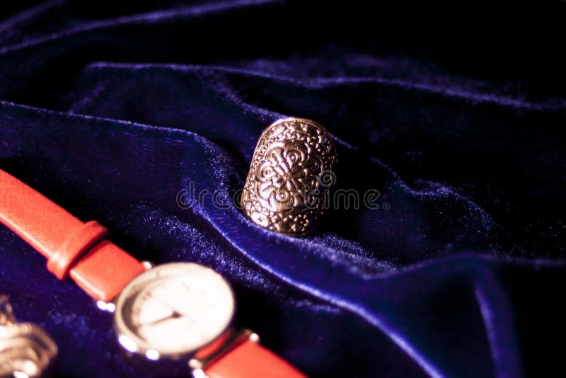 Orologio classico della donna del primo piano con il braccialetto di cuoio fotografie stock libere da diritti Orologio classico della donna del primo piano con il braccialetto di cuoio fotografie stock libere da diritti