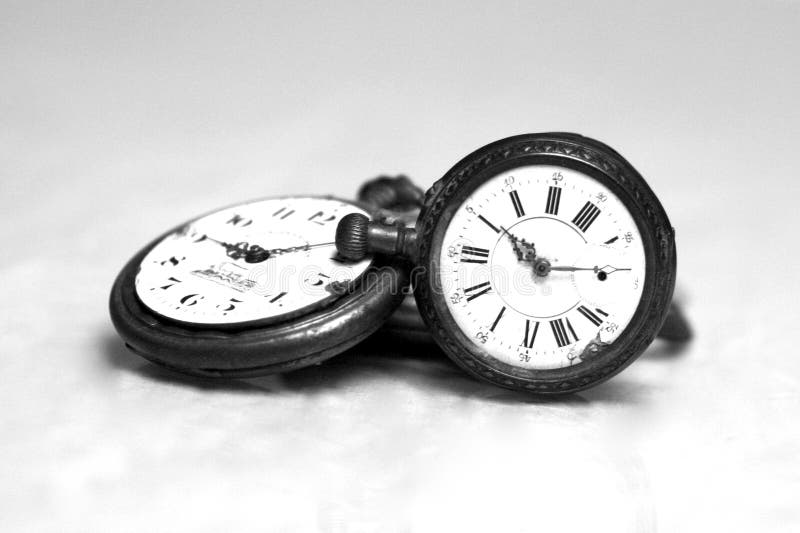 Orologio da tasca antico in bianco e nero fotografia stock libera da diritti Orologio da tasca antico in bianco e nero fotografia stock libera da diritti