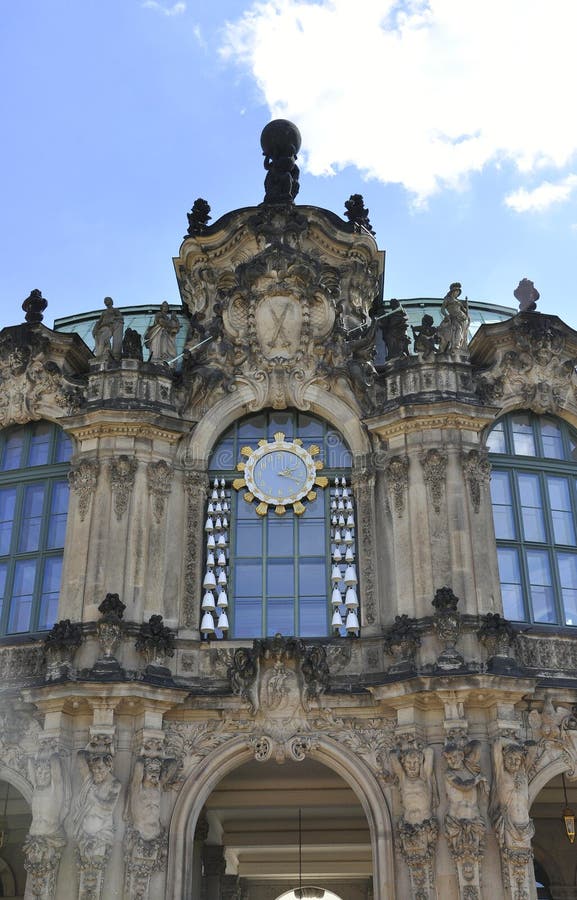 Orologio del palazzo di Zwinger da Dresda in Germania immagine stock libera da diritti Orologio del palazzo di Zwinger da Dresda in Germania immagine stock libera da diritti