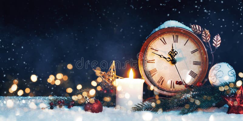 Orologio del ` s dell'nuovo anno Decorato con le palle, la stella e l'albero su neve