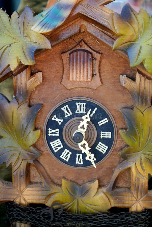 Orologio di cuculo di legno antico fotografie stock libere da diritti Orologio di cuculo di legno antico fotografie stock libere da diritti