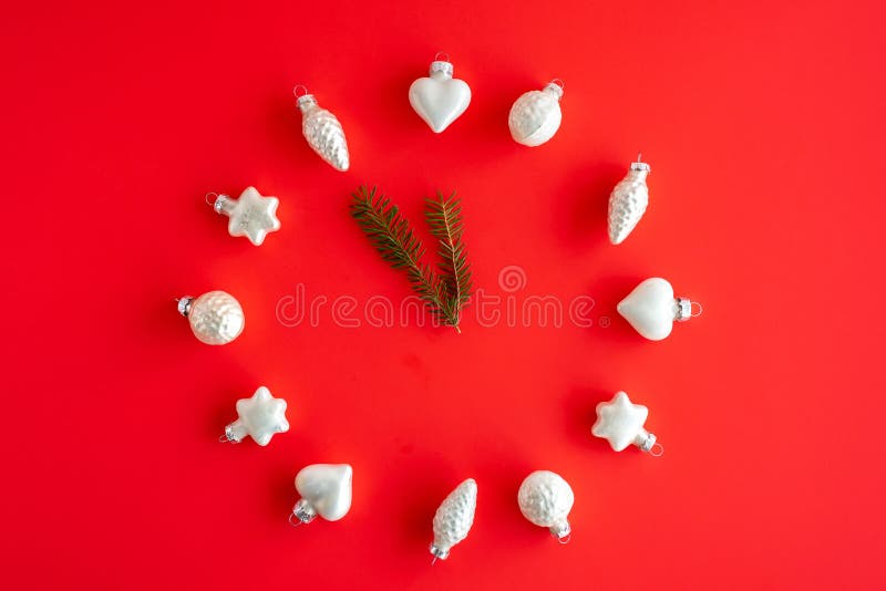 Orologio di Natale astratto con giocattoli in vetro bianco sullo sfondo di carta rossa Natale, nuovo anno fotografie stock libere da diritti Orologio di Natale astratto con giocattoli in vetro bianco sullo sfondo di carta rossa Natale, nuovo anno fotografie stock libere da diritti
