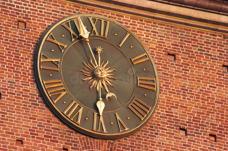 Orologio dorato a Cracovia fotografie stock Orologio dorato a Cracovia fotografie stock