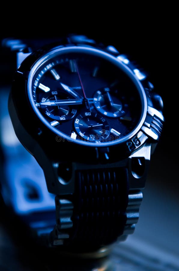 Orologio elegante moderno nel tono blu immagini stock Orologio elegante moderno nel tono blu immagini stock