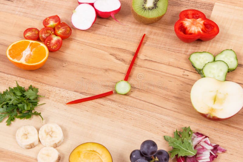 Orologio fatto della frutta nutriente e delle verdure che mostrano 8 di mattina di tempo, concetto sano della prima colazione immagini stock libere da diritti