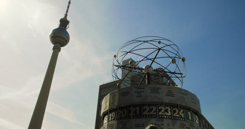 Orologio mondiale e berliner fernsehturm tower alexanderplatz berlino germania europe