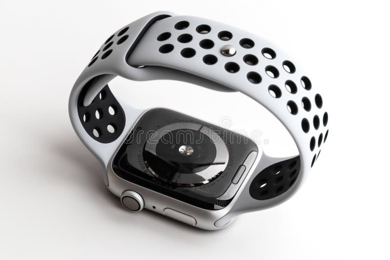 Orologio Nike di Apple + Caso di alluminio d'argento con platino puro su un fondo bianco immagini stock libere da diritti Orologio Nike di Apple + Caso di alluminio d'argento con platino puro su un fondo bianco immagini stock libere da diritti