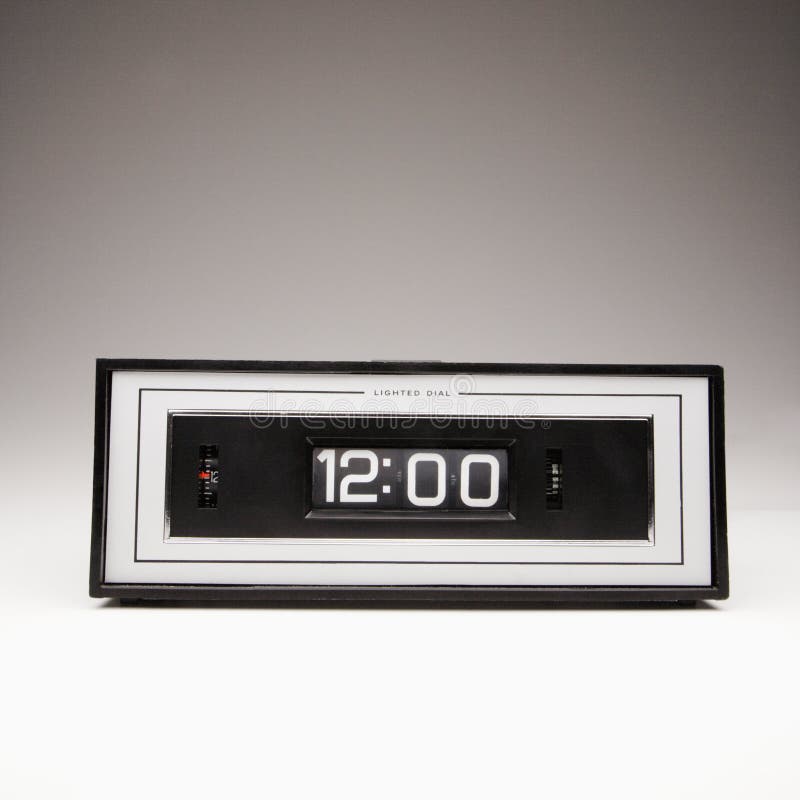 Orologio retro che mostra 12:00.