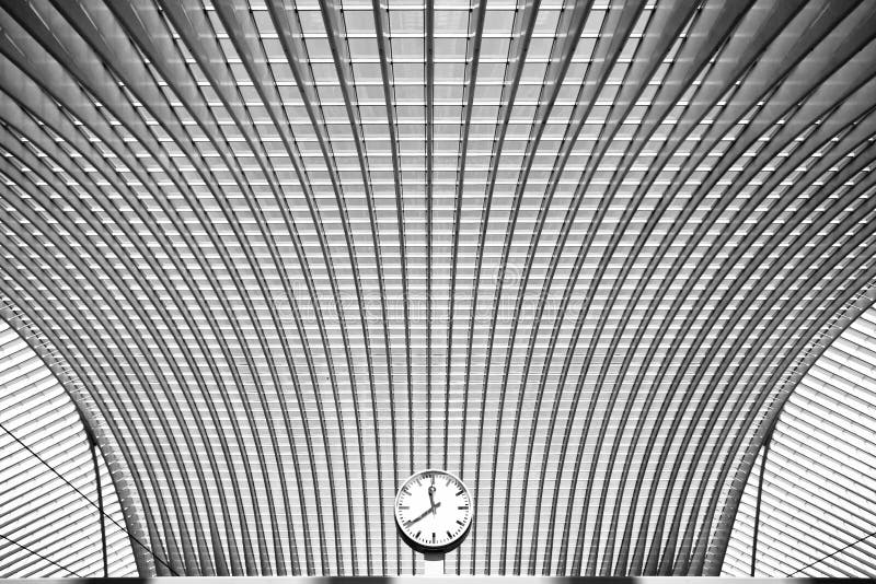 Orologio rotondo semplice nell'interiore futuristico fotografie stock Orologio rotondo semplice nell'interiore futuristico fotografie stock