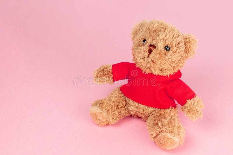 Orsacchiotto in camicia rossa isolata su fondo rosa, falso su per la celebrazione della carta royalty illustrazione gratis Orsacchiotto in camicia rossa isolata su fondo rosa, falso su per la celebrazione della carta royalty illustrazione gratis