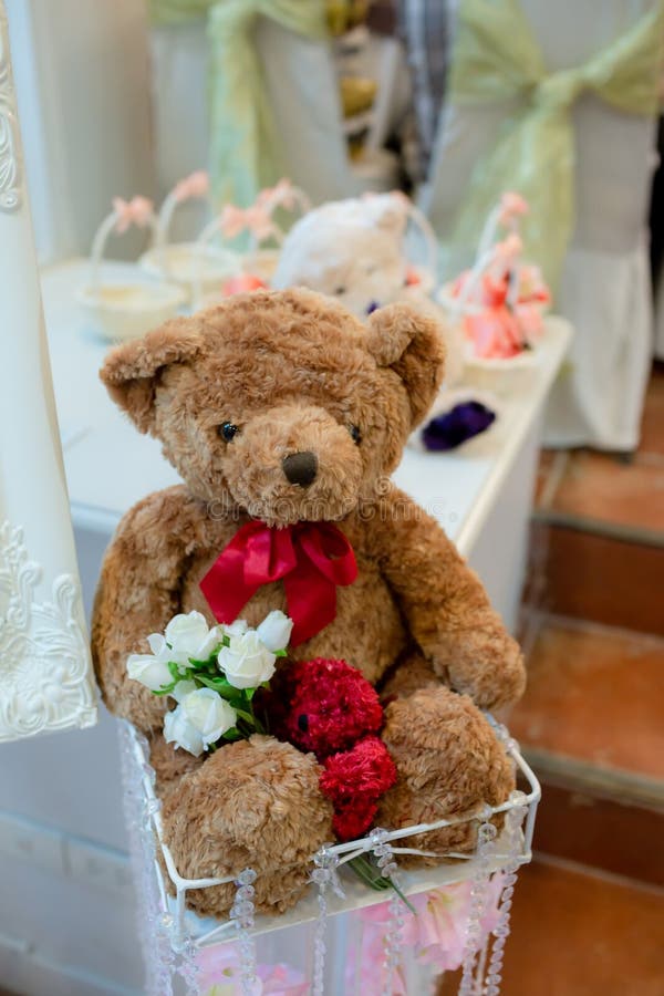 Orso dell'orsacchiotto in casella orsacchiotto marrone adorabile nel canestro del rattan immagine stock
