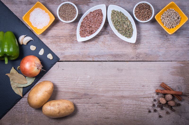 Ortaggi freschi, spezie ed erbe in ciotole Ingredienti naturali e bio- per la cottura sul fondo di legno fotografia stock libera da diritti Ortaggi freschi, spezie ed erbe in ciotole Ingredienti naturali e bio- per la cottura sul fondo di legno fotografia stock libera da diritti