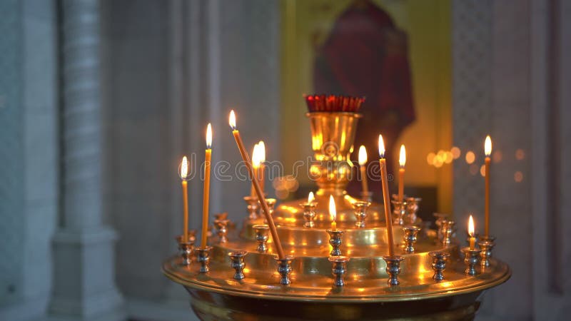 Orthodoxe christenen geloof en tradities. een kaarsenhouder voor veel brandende kaarsen.