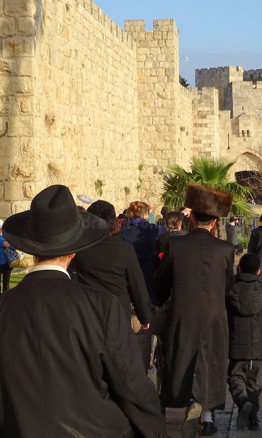 Orthodoxe Joden die langs de stadsmuur lopen van Jeruzalem naar Jaffa-Poort stock afbeeldingen Orthodoxe Joden die langs de stadsmuur lopen van Jeruzalem naar Jaffa-Poort stock afbeeldingen