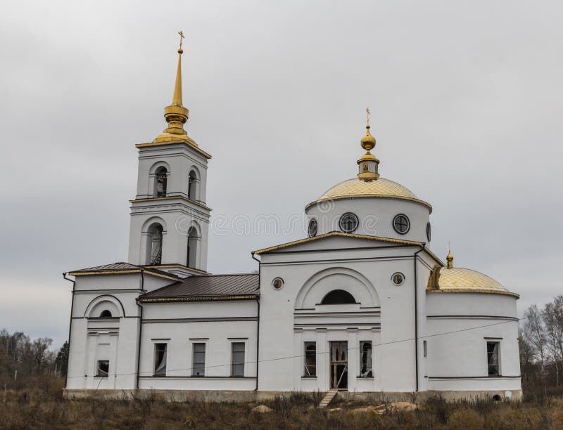 Orthodoxe kerk in aanbouw Rusland Het gebied van Kaluga stock foto Orthodoxe kerk in aanbouw Rusland Het gebied van Kaluga stock foto