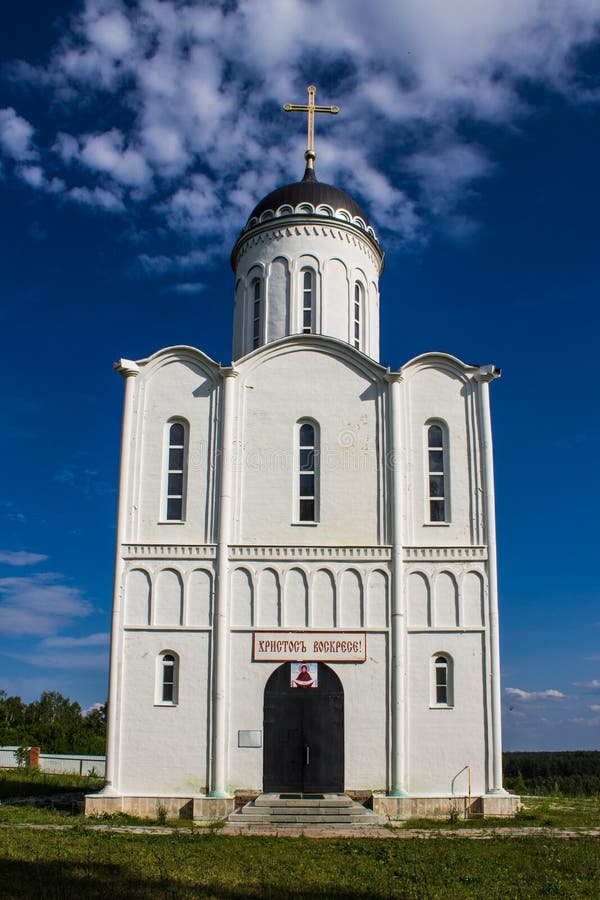 Orthodoxe Kirche des weißen Steins an einem klaren sonnigen Tag Russland lizenzfreies stockbild Orthodoxe Kirche des weißen Steins an einem klaren sonnigen Tag Russland lizenzfreies stockbild