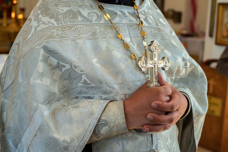 Orthodoxer christlicher Priester hält Kreuz stockbilder Orthodoxer christlicher Priester hält Kreuz stockbilder