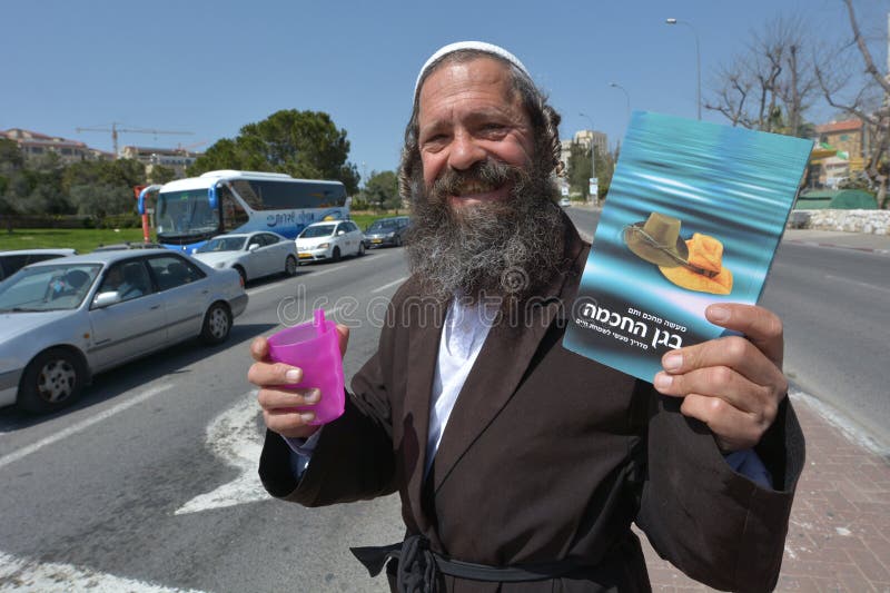 Orthodoxer jüdischer Mann, der Nächstenliebe sammelt lizenzfreie stockbilder Orthodoxer jüdischer Mann, der Nächstenliebe sammelt lizenzfreie stockbilder