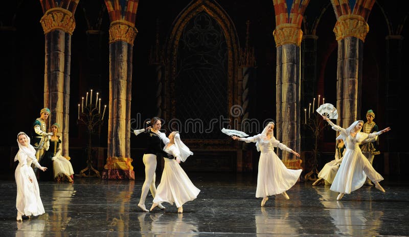 Orthodoxer Nonne-D SchwanSeeufer-ballett Swan See stockbild Orthodoxer Nonne-D SchwanSeeufer-ballett Swan See stockbild