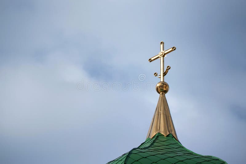 Orthodoxes Kreuz mit Halbmond an der Kirchendachspitze gegen Himmel stockfotos Orthodoxes Kreuz mit Halbmond an der Kirchendachspitze gegen Himmel stockfotos