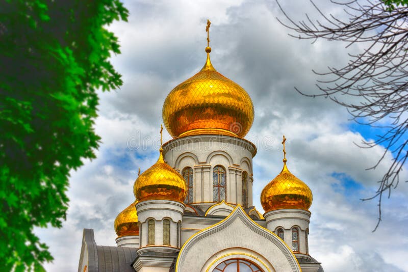 Ortodoksalny kościół, złote kopuły z krzyżami przeciw w górę błękitnego chmurnego nieba, HDR fotografia zdjęcia stock Ortodoksalny kościół, złote kopuły z krzyżami przeciw w górę błękitnego chmurnego nieba, HDR fotografia zdjęcia stock