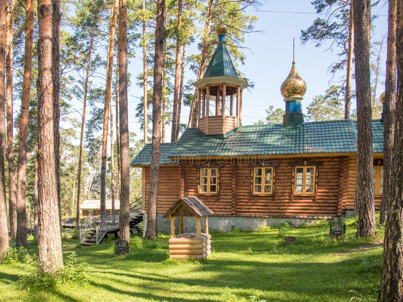 Ortodox träkyrka i pinjeskog royaltyfri fotografi Ortodox träkyrka i pinjeskog royaltyfri fotografi