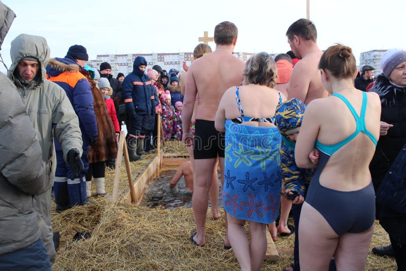 Ortodoxt feriedop i Ryssland en folkmassa av den nakna folkdykningen in i det iskalla vattnet i vintern Novosibirsk Januari 19, 2 arkivfoton Ortodoxt feriedop i Ryssland en folkmassa av den nakna folkdykningen in i det iskalla vattnet i vintern Novosibirsk Januari 19, 2 arkivfoton