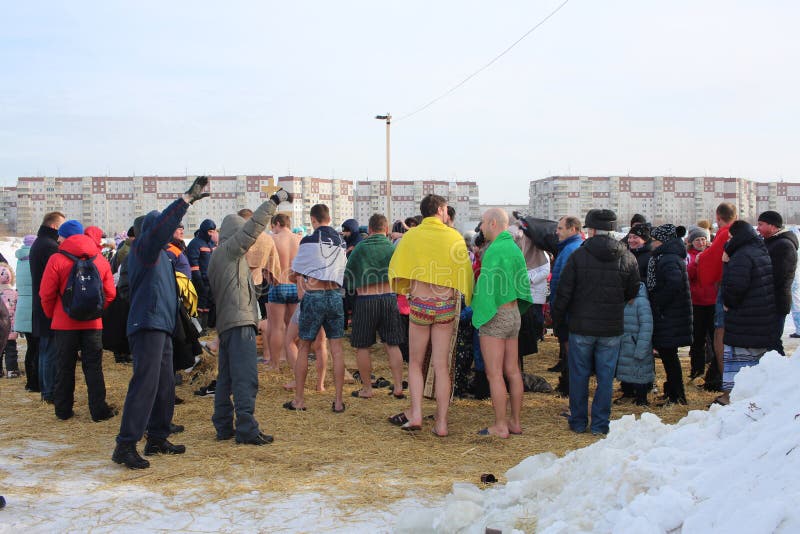 Ortodoxt feriedop i Ryssland en folkmassa av den nakna folkdykningen in i det iskalla vattnet i vintern Novosibirsk Januari 19, 2 arkivfoto Ortodoxt feriedop i Ryssland en folkmassa av den nakna folkdykningen in i det iskalla vattnet i vintern Novosibirsk Januari 19, 2 arkivfoto