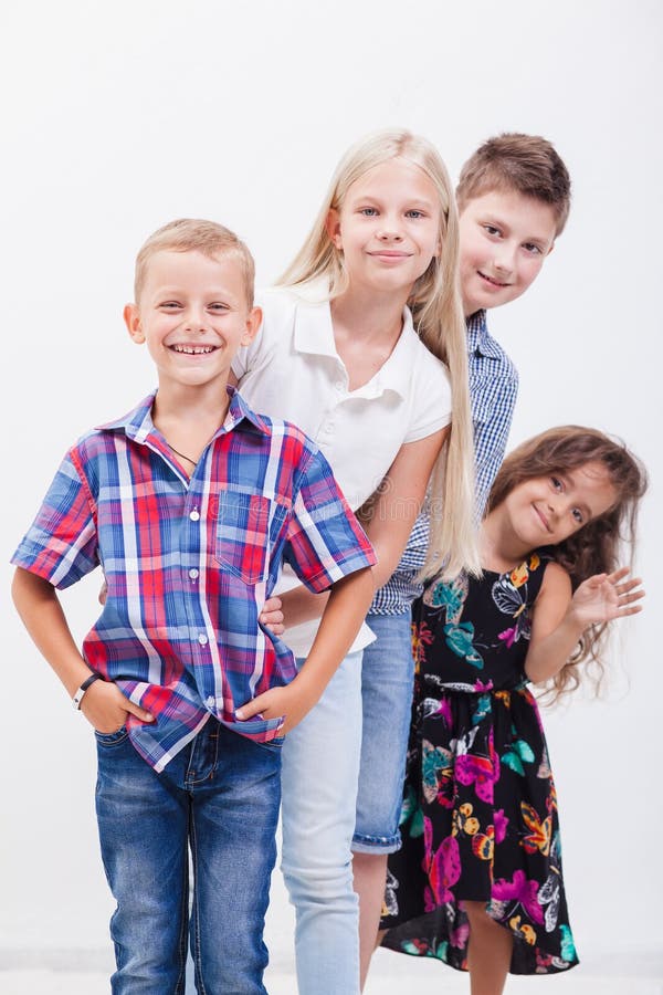 Os adolescentes sorridentes em branco imagens de stock