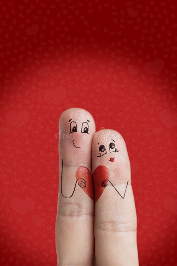 Os amantes são de abraço e guardando o coração vermelho Série feliz do tema do dia de Valentim Imagem conservada em estoque