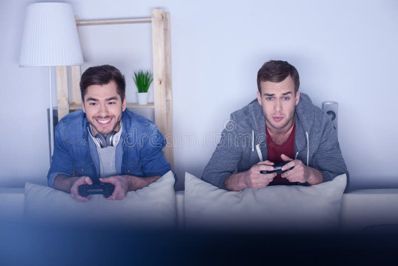 Dois meninos estão competindo em um jogo para celular