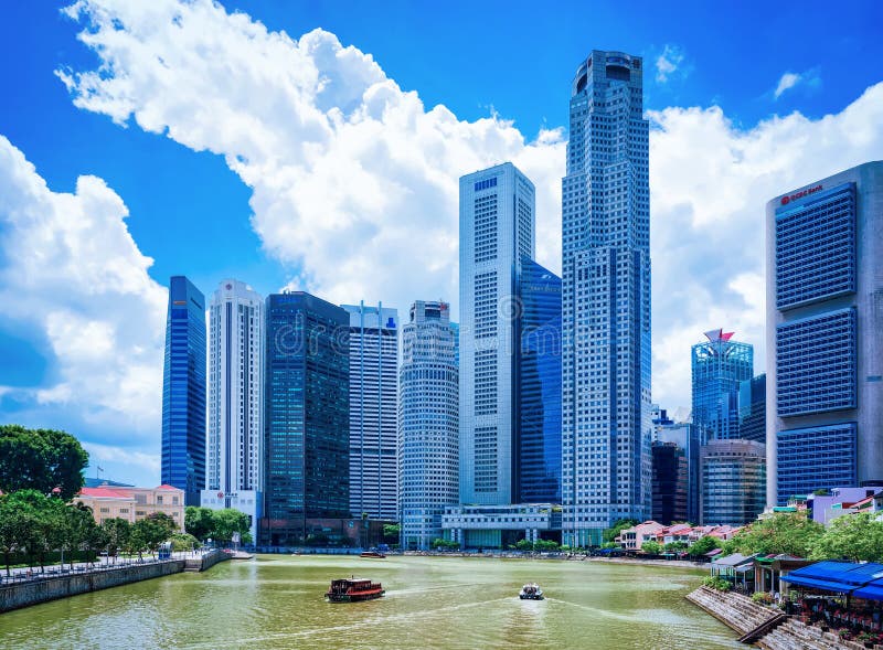 Os arranha-céus na cidade retiram o núcleo ao longo da terraplenagem do distrito do cais em Singapura imagem de stock royalty free
