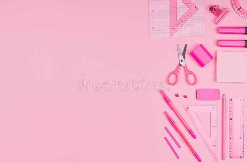 Os artigos de papelaria do escritório da cor do rosa pastel ajustaram-se no fundo cor-de-rosa, arte do conceito para anunciar, ne foto de stock royalty free Os artigos de papelaria do escritório da cor do rosa pastel ajustaram-se no fundo cor-de-rosa, arte do conceito para anunciar, ne foto de stock royalty free