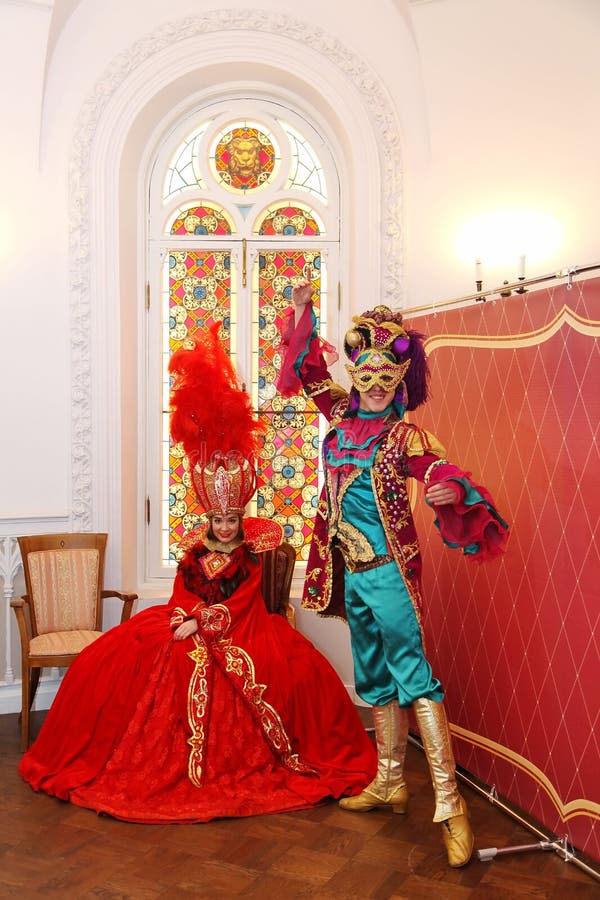 Os atores do teatro do bailado, o primeiro ministro cumprimentaram convidados nas salas do estado da Olympia do palácio fotografia de stock Os atores do teatro do bailado, o primeiro ministro cumprimentaram convidados nas salas do estado da Olympia do palácio fotografia de stock
