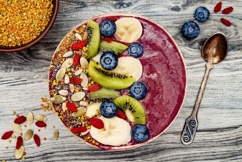 Os batidos dos superfoods do café da manhã de Acai rolam com sementes do chia, pólen da abelha, coberturas da baga do goji e frut fotos de stock Os batidos dos superfoods do café da manhã de Acai rolam com sementes do chia, pólen da abelha, coberturas da baga do goji e frut fotos de stock