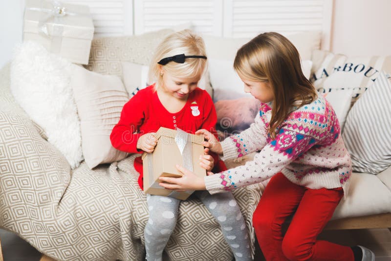 Os bebês da caixa de presente mágica e de uma criança, milagre do Natal, menina de sorriso feliz bonita pequena abrem uma caixa c foto de stock royalty free Os bebês da caixa de presente mágica e de uma criança, milagre do Natal, menina de sorriso feliz bonita pequena abrem uma caixa c foto de stock royalty free