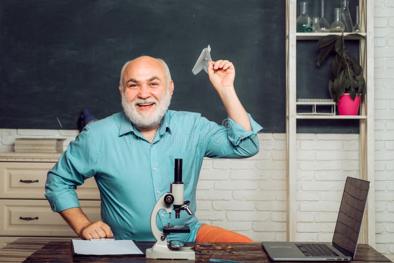 Os bons professores apreciam ensinar Professor que prepara-se para exames da universidade Trabalho do professor - profiss?o e con fotos de stock Os bons professores apreciam ensinar Professor que prepara-se para exames da universidade Trabalho do professor - profiss?o e con fotos de stock