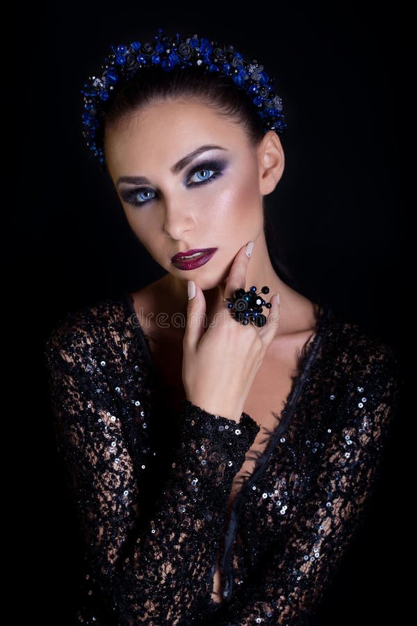 Os brincos e o anel caros da grinalda da joia em uma menina moreno elegante 'sexy' bonita com uma noite brilhante preparam em um fotos de stock Os brincos e o anel caros da grinalda da joia em uma menina moreno elegante 'sexy' bonita com uma noite brilhante preparam em um fotos de stock