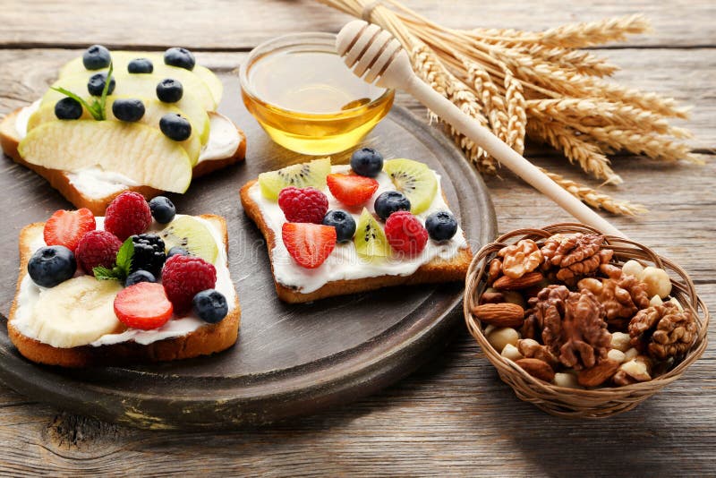 Os brindes panam com bagas fotos de stock